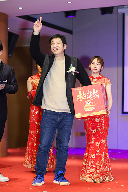 董事長(cháng)抽一等獎和特等獎，，，，獎金4位數三名。