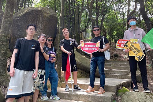 各隊斗志昂揚的從山腳向山頂進(jìn)發(fā)